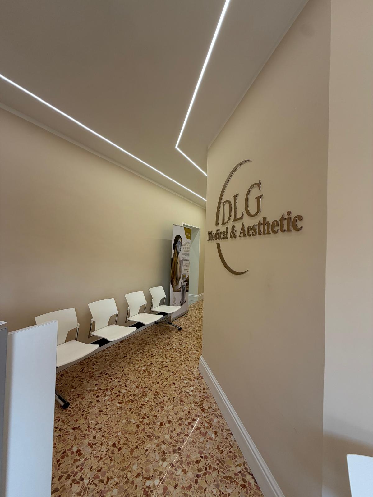 Sala d'attesa DLG Medical & Aesthetic con logo a parete