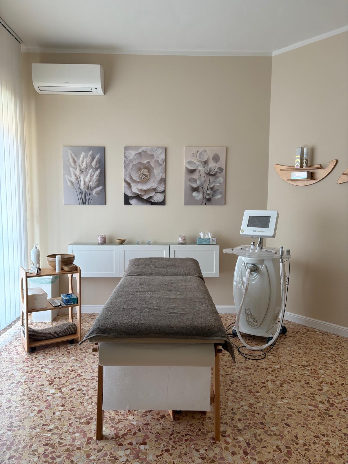 Sala trattamenti con lettino e macchinario Biotec Elite